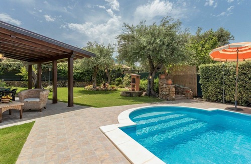 Cefalu Villa | Stunning private villa for 6 guests with A/C, WIFI, private pool, TV and patio