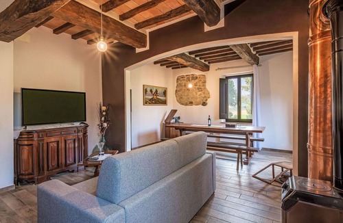 Chioano Villa | Stunning private villa for 5 people with WIFI, private pool, TV, pets allowed and parking