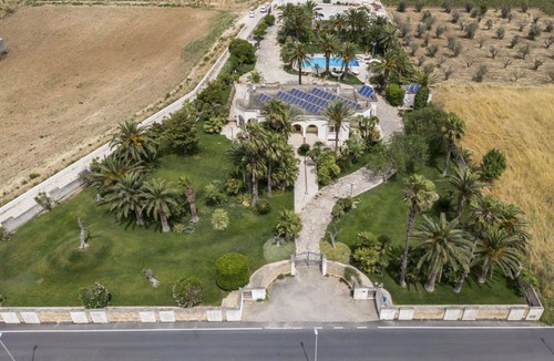 Nardo Villa | Stunning private villa with hot tub, private pool, WIFI, A/C, TV, patio and pets allowed