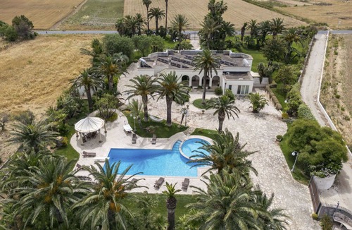 Nardo Villa | Stunning private villa with hot tub, private pool, WIFI, A/C, TV, patio and pets allowed
