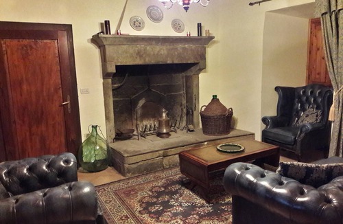 Caprese Michelangelo Villa | Stunning Villa with Private Pool In Beautiful Location, sleeps up to 8 people