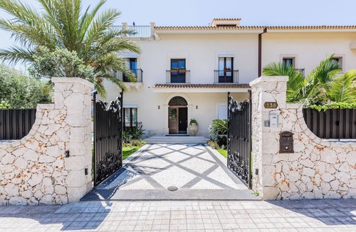 Avola Villa | Stylish holiday home with saltwater pool, a stone's throw from the sandy beach.