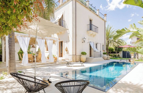 Avola Villa | Stylish holiday home with saltwater pool, a stone's throw from the sandy beach.