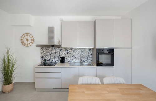 Bomerano Apartment | Suite La Camelia with Mountain View, Wi-Fi and Air Conditioning