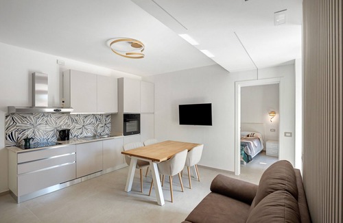 Bomerano Apartment | Suite La Camelia with Mountain View, Wi-Fi and Air Conditioning