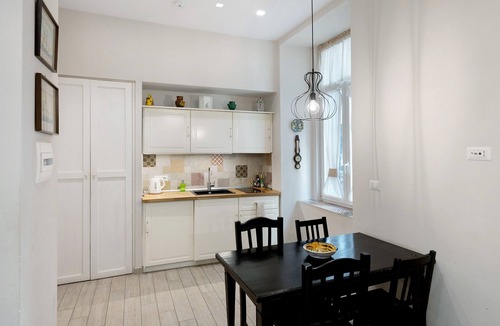 Quartieri Spagnoli Apartment | Teatro Nuovo Apartment Holiday Home with Balcony, Wi-Fi and Air Conditioning