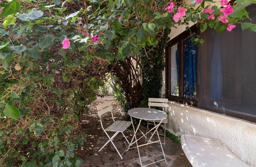 Porticalazzo Apartment | Tenuta Donna Vittoria Bouganville Apartment with Mountain View, Wi-Fi & Air Conditioning