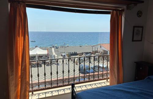 Nizza di Sicilia House | Terrazza sul mare a Nizza di Sicilia near Taormina