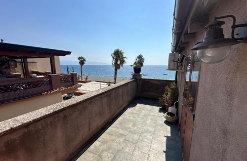 Nizza di Sicilia House | Terrazza sul mare a Nizza di Sicilia near Taormina