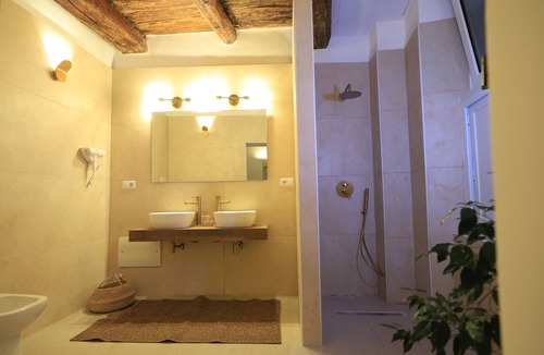 Quartieri Spagnoli Bed & Breakfast | The B&B "Ai 13 Gradoni di Chiaia is an oasis of calm in the center of Naples.
