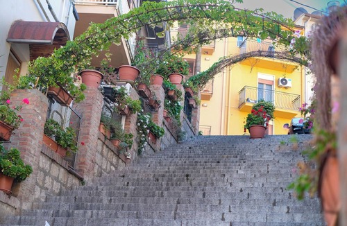 Caccamo Apartment | The courtyard