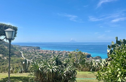 Parghelia Apartment | The garden with a view of Tropea