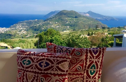 Pianoconte Apartment | The Gelso panoramic house in Villa Paradiso. Lipari