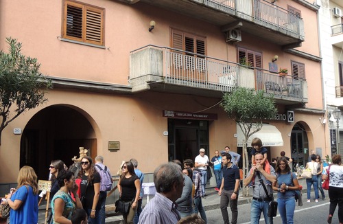 Zafferana Etnea Apartment | "The Red and the Black" Apartment on the main street of Zafferana