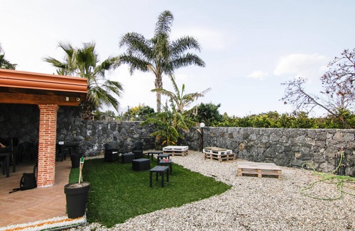 Santa Tecla House | THE RUSTIC POZZILLO-ACIREALE HOUSE WITH SHARED POOL