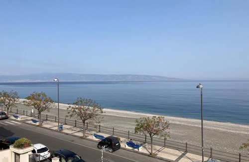 Ali Terme Apartment | The window to the sea of Alí terme. Beachfront apartment