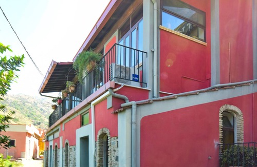 Motta San Giovanni House | This spacious and bright apartment with sea view is furnished in original Italian style.