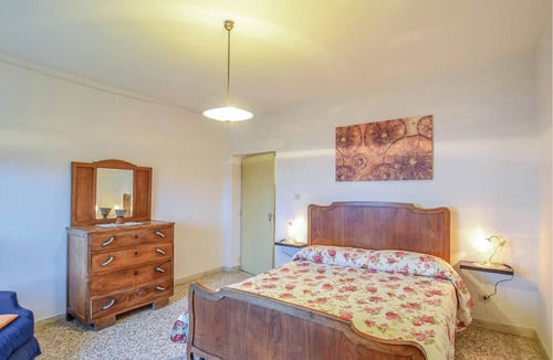Cetraro Apartment | This vacation apartment is located on the second floor of an old mansion, in a splendid position ove