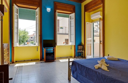 Nicotera Marina House | Traditional Holiday Home in Nicotera Marina with Garden