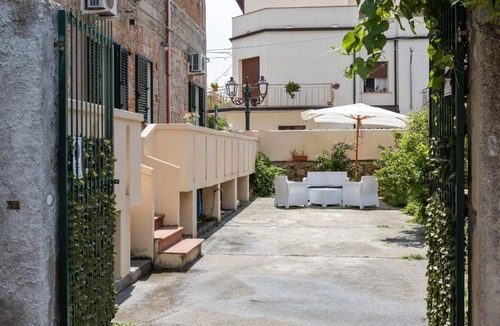 Nicotera Marina House | Traditional Holiday Home in Nicotera Marina with Garden