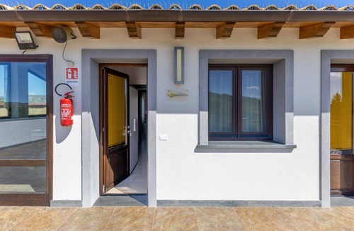 Mazzarino Apartment | Tramuntana Room with Shared Pool, Terrace, and Wi-Fi