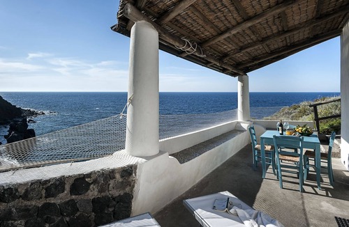 Malfa House | Unique panoramic house in Salina