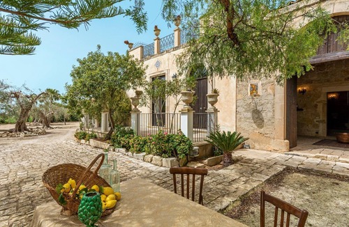 Vittoria House | Vacation Home "The Holiday and Art Seahorse House" with Mountain View, Private Pool & Wi-Fi