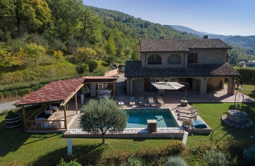 Valtopina Villa | Villa Adriana - 4 bedrooms, pool, airco, wifi, pets, jacuzzi