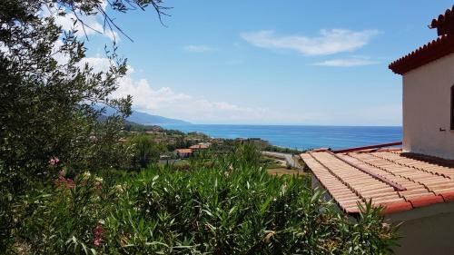 Fuscaldo Apartment | Villa Anna - Mansarda vista mare con giardino e patio