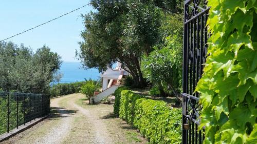 Fuscaldo Apartment | Villa Anna - Mansarda vista mare con giardino e patio