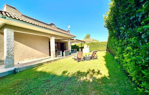 Arenella Villa | Villa Arenella 300m from Beach with Garden & Parking