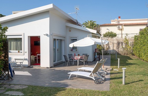Fontane Bianche Villa | Villa 'Aurora' with Private Terrace, Wi-Fi and Air Conditioning