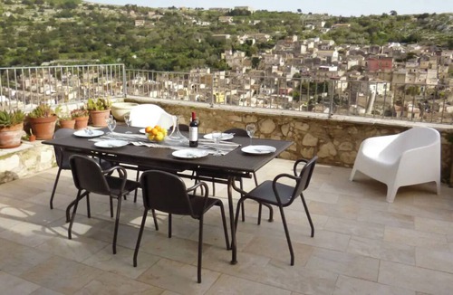 Casa Papa Villa | Villa Carmela located in the historical center next to St. Giorgio and Castle
