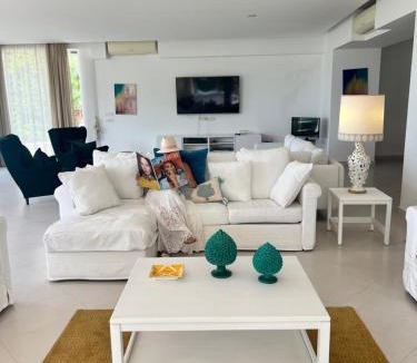 Anacapri Villa | Villa con piscina con 8 camere matrimoniali ad Anacapri, by La Canostra Capri