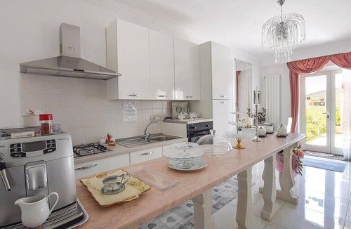 Tortora Marina House | Villa Croma: An elegant and welcoming three-story townhouse which faces the sun and the sea, with Free WI-FI.