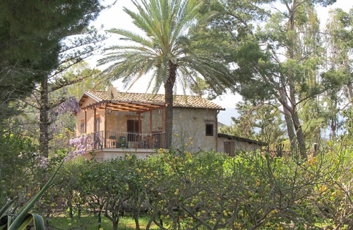Cefalu Villa | Villa del Glicine - Ancient Master Villa, surrounded by greenery