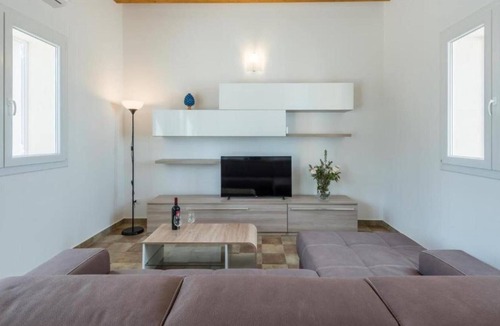 Chiaramonte Gulfi Villa | Villa 'Dimora Ada' with Shared Pool, Wi-Fi and Air Conditioning