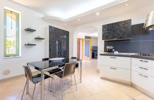 Grottelle Villa | Villa 'Distefano' with Private Garden, Wi-Fi and Air Conditioning