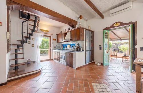 Carini Villa | Villa 'Ellie' with Private Garden, Wi-Fi and Air Conditioning
