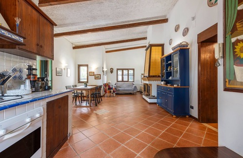 Carini Villa | Villa 'Ellie' with Private Garden, Wi-Fi and Air Conditioning