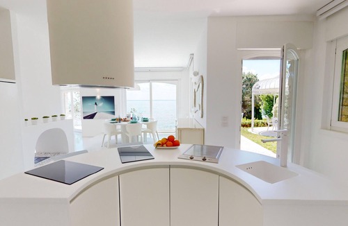 Solarolo Villa | Villa Flora fronte spiaggia By Bookinggardalake