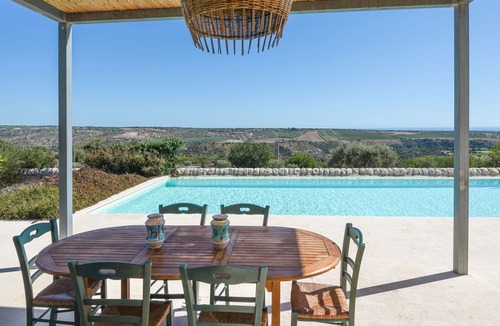 Ragusa Villa | Villa for families, wheelchair accessible, private pool, garden, bbq, free wi-fi