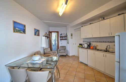 Praiano House | Villa Gisella A: A bright apartment which faces the sun and the sea, with Free WI-FI.