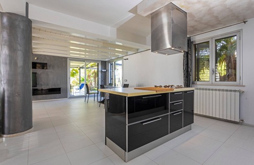 Carlentini Villa | Villa 'Green Garden' with Private Terrace, Wi-Fi and Air Conditioning