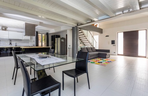 Carlentini Villa | Villa 'Green Garden' with Private Terrace, Wi-Fi and Air Conditioning