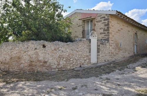 Chiaramonte Gulfi Villa | Villa in Chiaramonte Gulfi with 3 bedrooms sleeps 8