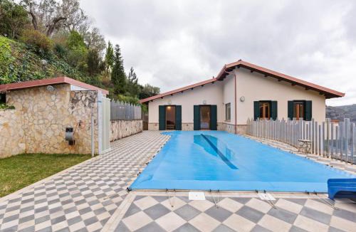 San Mango d'Aquino Villa | Villa in San Mango with Pool and Hot Tub