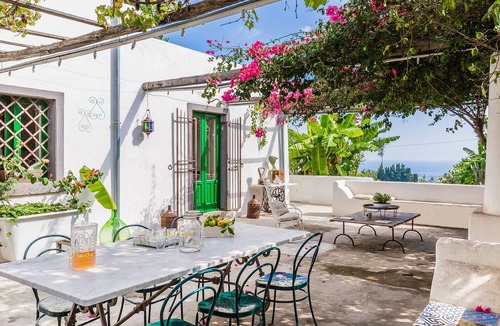 Archi House | Villa Dogana, country house with pool overlooking the sea and Etna.