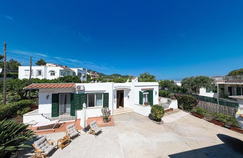 Ischia Ponte Villa | Villa Maddalena a Ischia, Piscina, Giardino Attrezzato, Terrazzi e Parcheggio