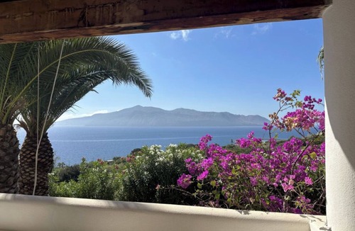 Lingua House | Villa nestled in the green in Salina, with beautiful views of Lipari.